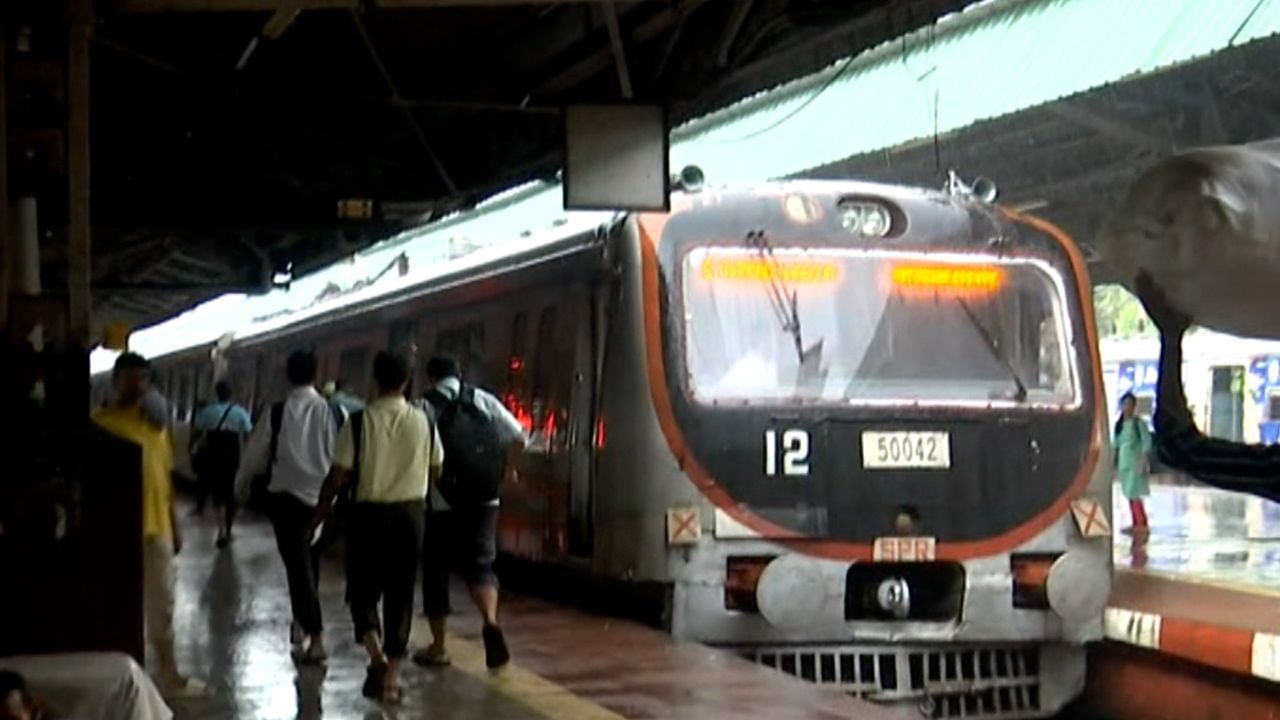 sealdah and howrah division local train update, trains are running late