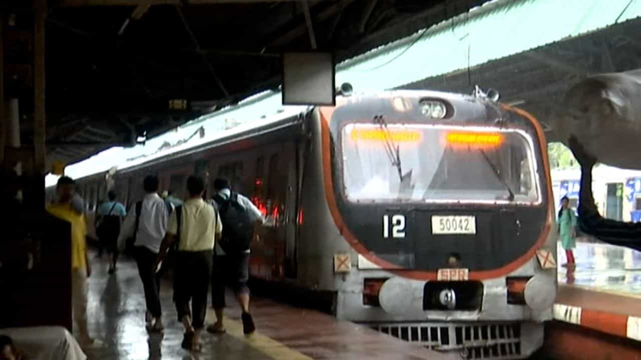 Sealdah Train: কতটা স্বাভাবিক হল রেল পরিষেবা, সকাল থেকে কী ছবি শিয়ালদহ-হাওড়ায় Sealdah Train: কতটা স্বাভাবিক হল রেল পরিষেবা, সকাল থেকে কী ছবি শিয়ালদহ-হাওড়ায়