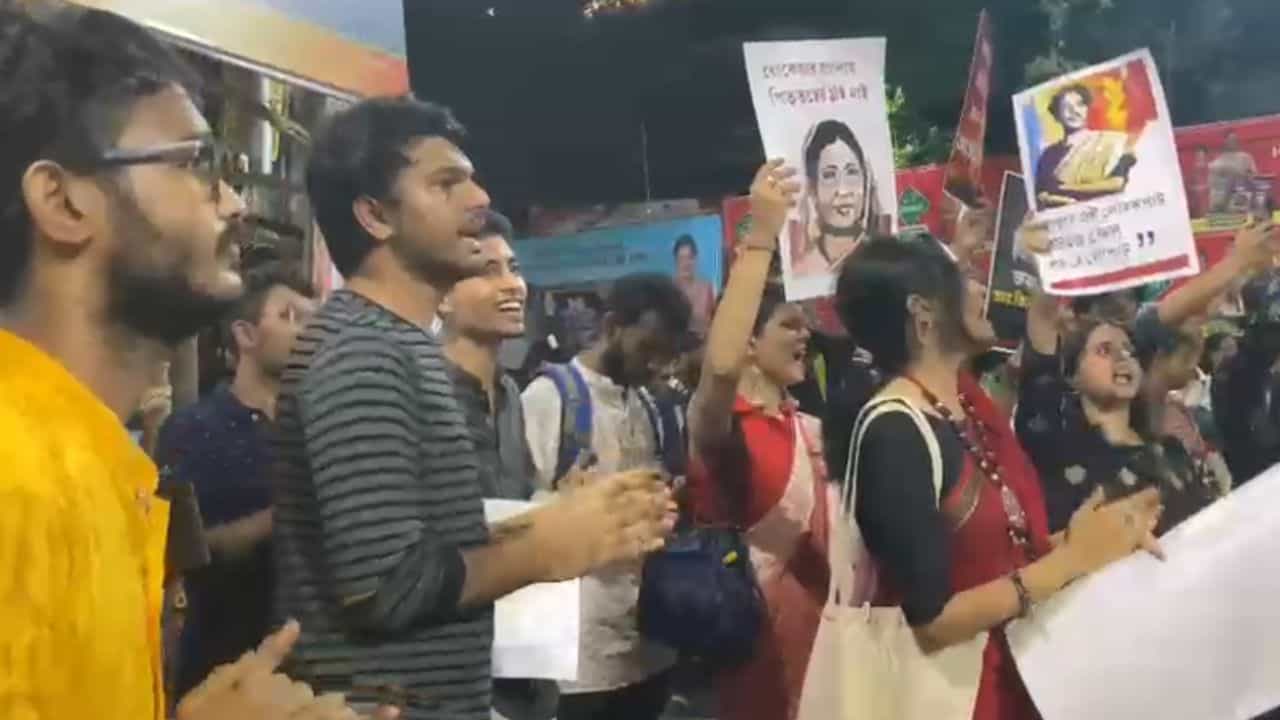 Protest at Tridhara: ত্রিধারায় উঠল 'জাস্টিস' স্লোগান, ৯জনকে আটক করে নিয়ে গেল পুলিশ Protest at Tridhara: ত্রিধারায় উঠল 'জাস্টিস' স্লোগান, ৯জনকে আটক করে নিয়ে গেল পুলিশ