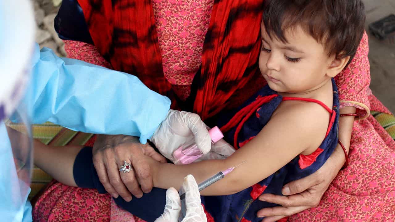 Vaccine: বাংলার গ্রামে দেওয়া হচ্ছে দক্ষিণ কোরিয়ার তৈরি ভ্যাকসিন 'ইউভিকল প্লাস', নিতে হবে দুটি ডোজ় Vaccine: বাংলার গ্রামে দেওয়া হচ্ছে দক্ষিণ কোরিয়ার তৈরি ভ্যাকসিন 'ইউভিকল প্লাস', নিতে হবে দুটি ডোজ়