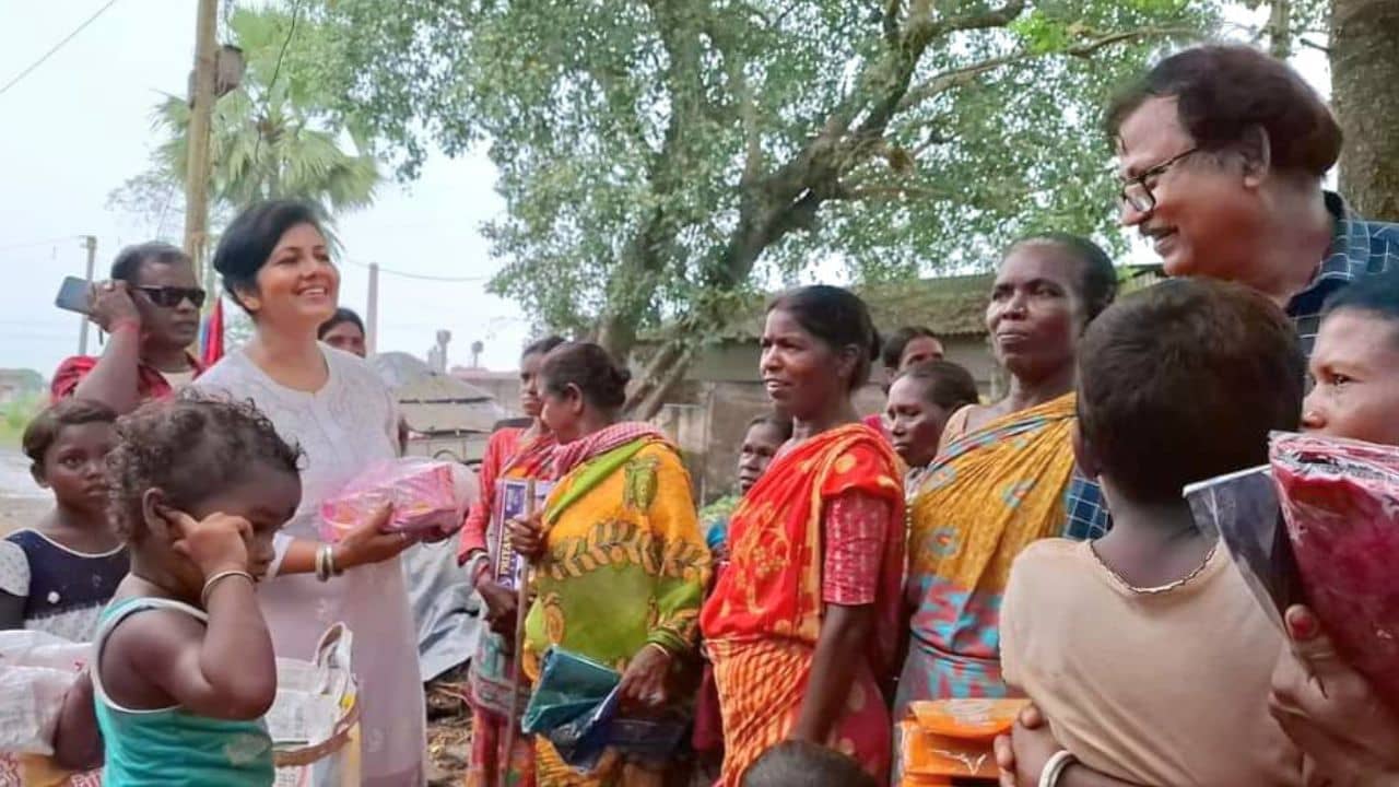 Durga Puja: খাবারই জুটছে না, কোনও রকমে পুজো হচ্ছে বন্যা কবলিত পার্বতীচকে, হাসি ফোটাল শিক্ষক দম্পতি