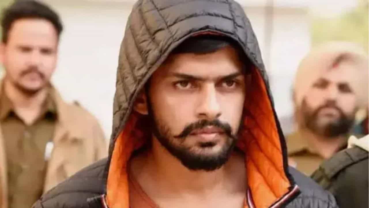 Lawrence Bishnoi: থানা হয়ে গেল টিভি স্টুডিয়ো, ইন্টারভিউ দিলেন গ্যাংস্টার লরেন্স বিষ্ণোই Lawrence Bishnoi: থানা হয়ে গেল টিভি স্টুডিয়ো, ইন্টারভিউ দিলেন গ্যাংস্টার লরেন্স বিষ্ণোই