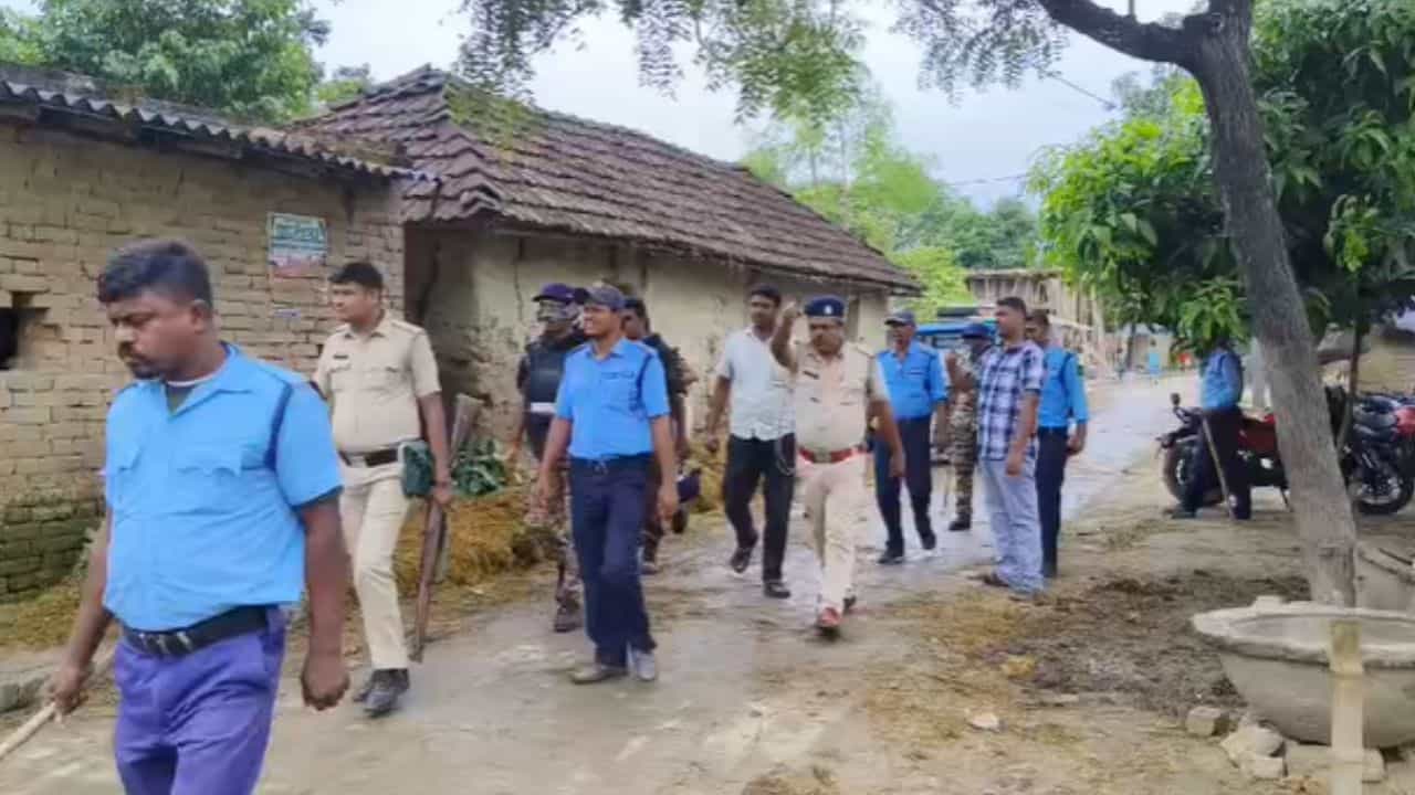 Congress And TMC Group Clash: মালদহের রতুয়ায় পুলিশে-পুলিশে ছয়লাপ, কী হল হঠাৎ Congress And TMC Group Clash: মালদহের রতুয়ায় পুলিশে-পুলিশে ছয়লাপ, কী হল হঠাৎ