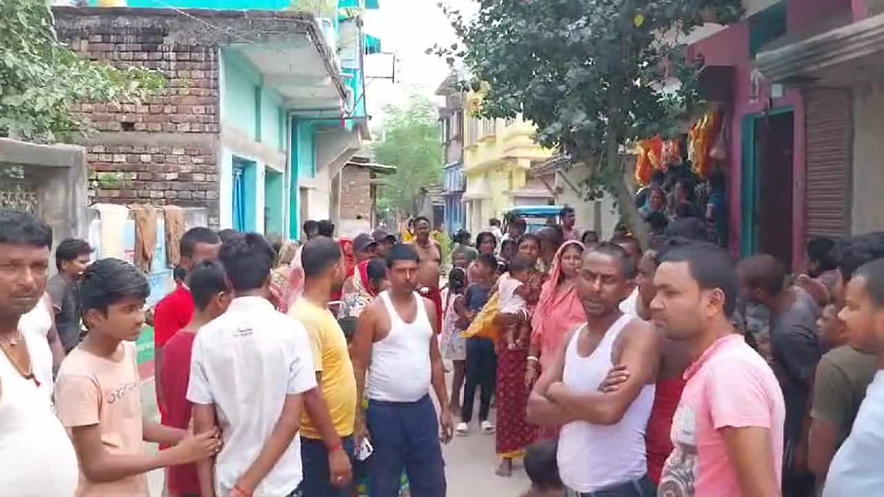 Malda: পুজোয় মদ-জুয়ার ঠেক, সঙ্গে চটুল নাচ! প্রতিবাদ করায় যুবককে ধারল অস্ত্রের কোপ, কাঠগড়ায় শাসকদলের নেতারা Malda: পুজোয় মদ-জুয়ার ঠেক, সঙ্গে চটুল নাচ! প্রতিবাদ করায় যুবককে ধারল অস্ত্রের কোপ, কাঠগড়ায় শাসকদলের নেতারা