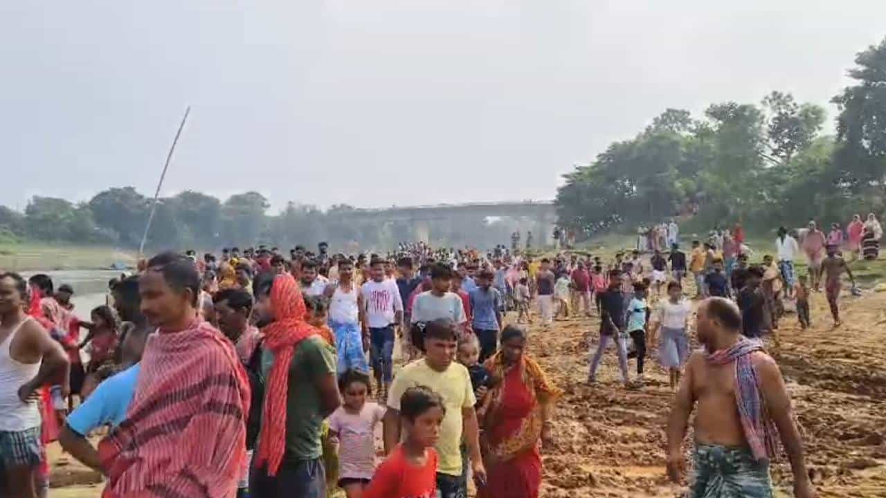 Malda: নদীতে স্নানে গিয়ে মর্মান্তিক পরিণতি, চিরতরে হারিয়ে গেল তিন ভাই Malda: নদীতে স্নানে গিয়ে মর্মান্তিক পরিণতি, চিরতরে হারিয়ে গেল তিন ভাই