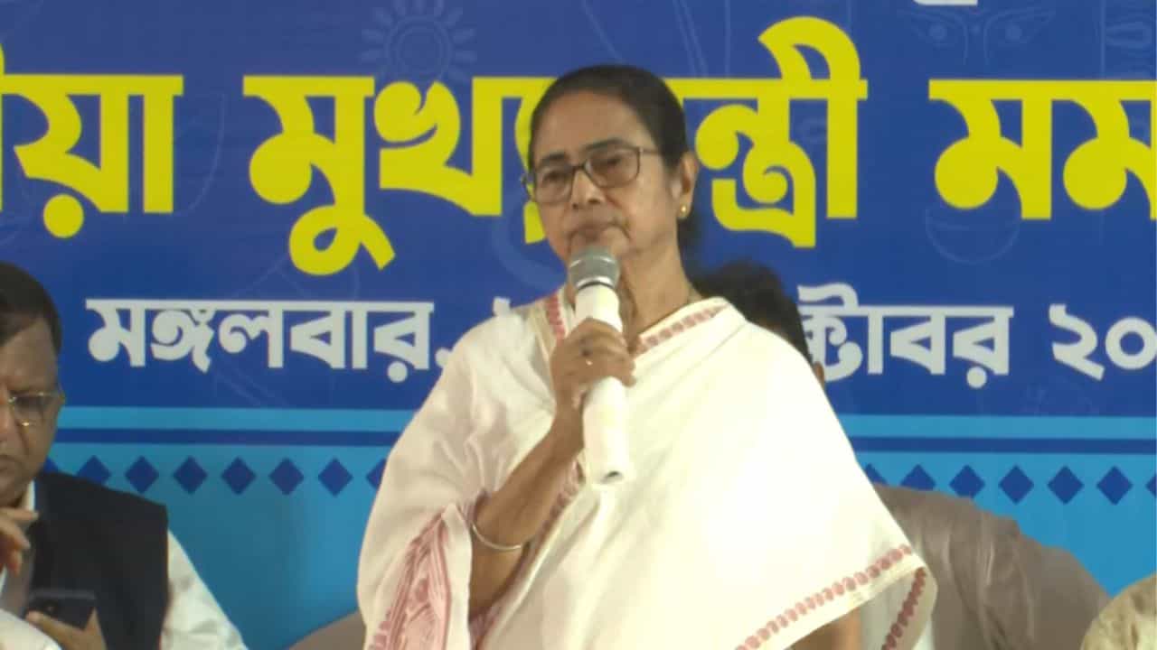 Cyclone Dana Live: বাংলার ৭ জেলায় বন্ধ স্কুল, বৃহস্পতি ও শুক্রে শিয়ালদা ডিভিশনে বাতিল ১৬০টি ট্রেন Cyclone Dana Live: বাংলার ৭ জেলায় বন্ধ স্কুল, বৃহস্পতি ও শুক্রে শিয়ালদা ডিভিশনে বাতিল ১৬০টি ট্রেন