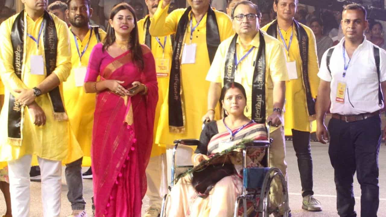 Mamata in Carnival: কার্নিভালে নমিতার হাতের কাজে খুশি মমতা, মঞ্চ থেকেই তুলে দিলেন এক অভাবনীয় উপহার Mamata in Carnival: কার্নিভালে নমিতার হাতের কাজে খুশি মমতা, মঞ্চ থেকেই তুলে দিলেন এক অভাবনীয় উপহার