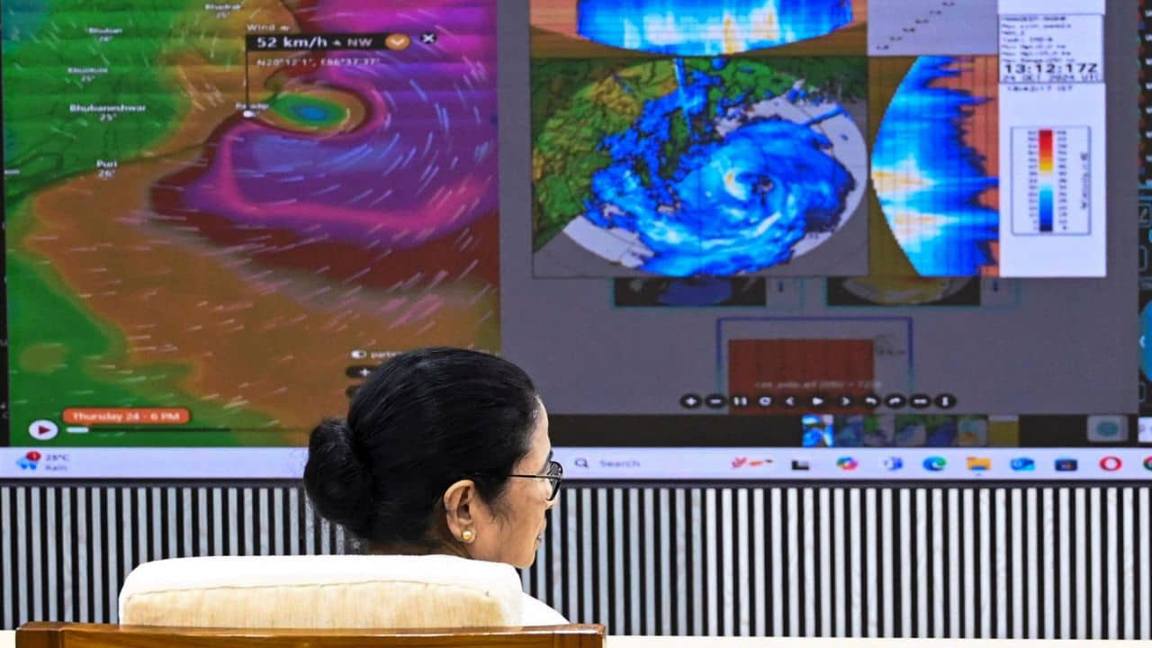 Mamata Banerjee: দুর্গত এলাকায় ত্রাণ পৌঁছে দেওয়ার নির্দেশ, জেলাশাসকদের সঙ্গে বৈঠক মুখ্যমন্ত্রীর
