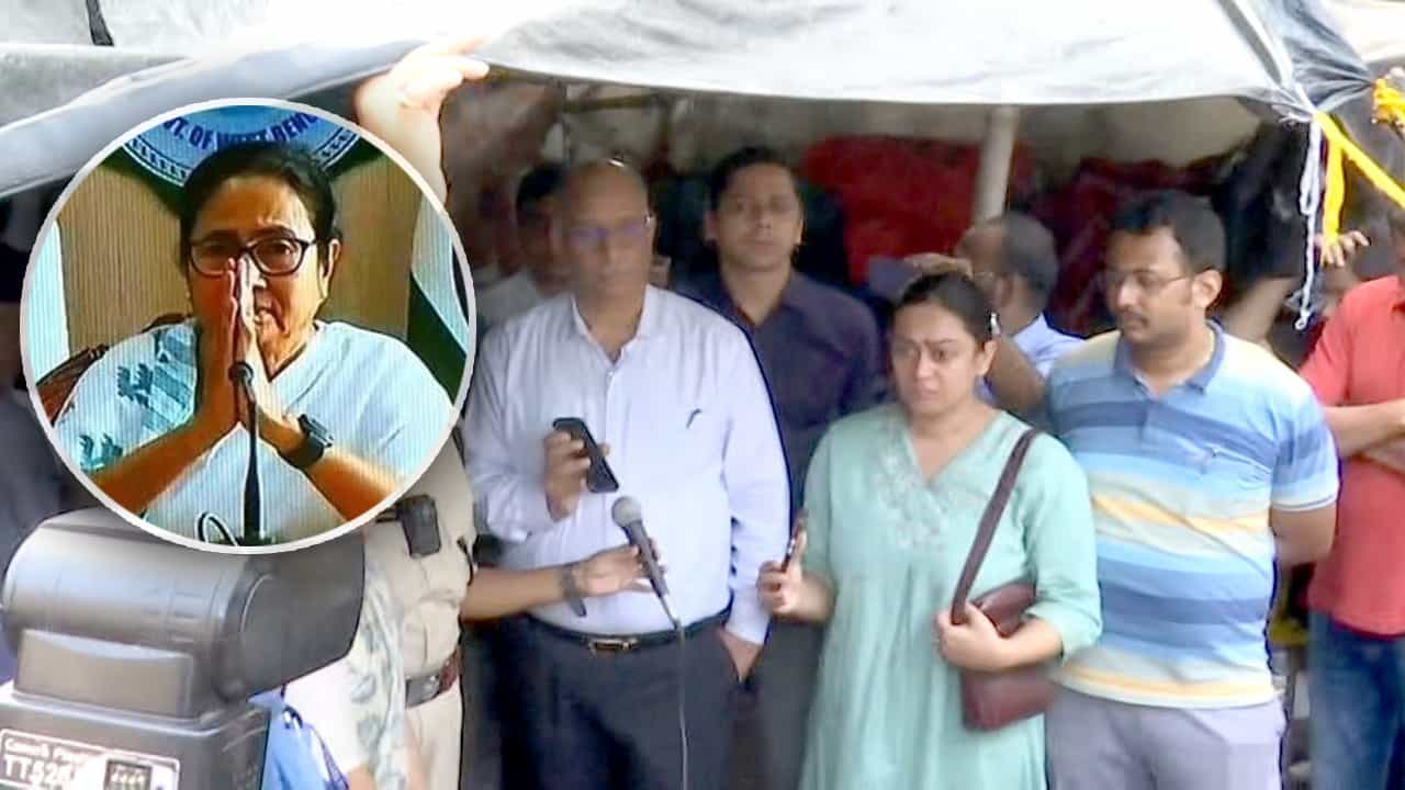 Mamata on Doctors: 'একটা পরিবারের সবাইকে সরিয়ে দেবে?', স্বাস্থ্য সচিবের পদত্যাগের প্রসঙ্গ শুনতেই সুর চড়ালেন মমতা Mamata on Doctors: 'একটা পরিবারের সবাইকে সরিয়ে দেবে?', স্বাস্থ্য সচিবের পদত্যাগের প্রসঙ্গ শুনতেই সুর চড়ালেন মমতা