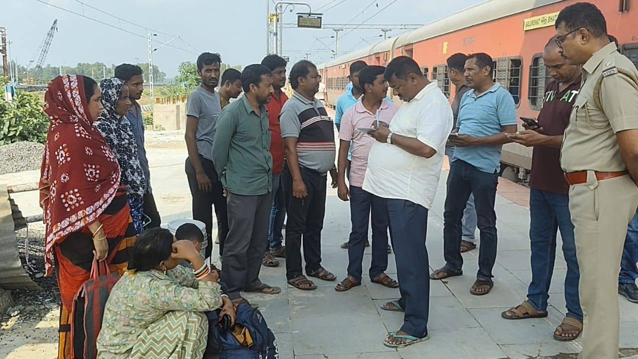 Migrant worker: স্ত্রী-সন্তানদের নিয়ে বাড়ি ফেরা হল না, ট্রেনেই মৃত্যু বালুরঘাটের পরিযায়ী শ্রমিকের