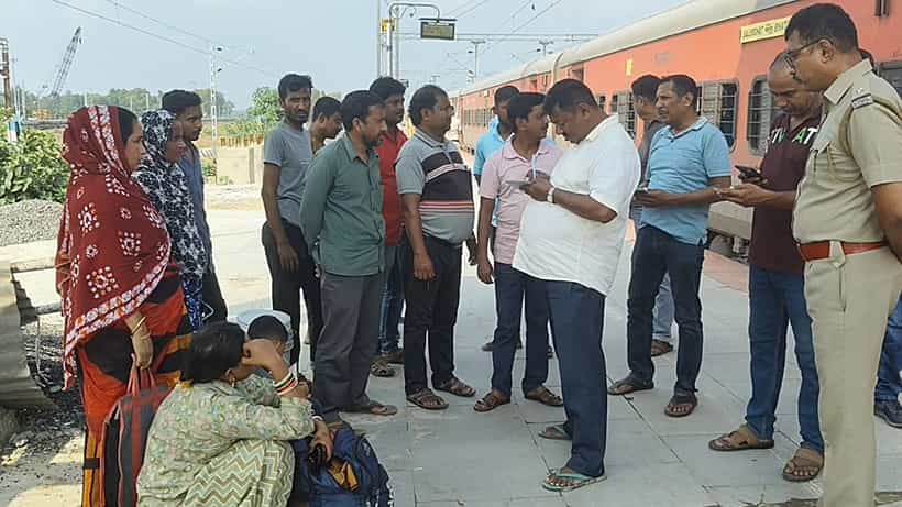 Migrant worker: স্ত্রী-সন্তানদের নিয়ে বাড়ি ফেরা হল না, ট্রেনেই মৃত্যু বালুরঘাটের পরিযায়ী শ্রমিকের