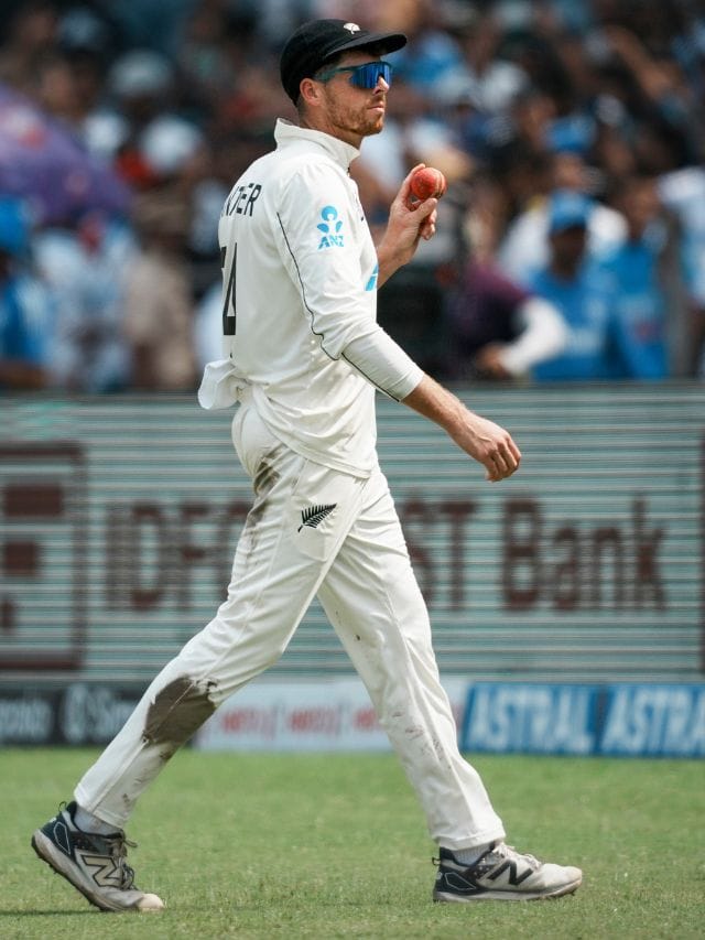 পুনেতে ৭ শিকারে কিংবদন্তি ভেত্তোরিকে ছাপিয়ে গেলেন স্যান্টনার