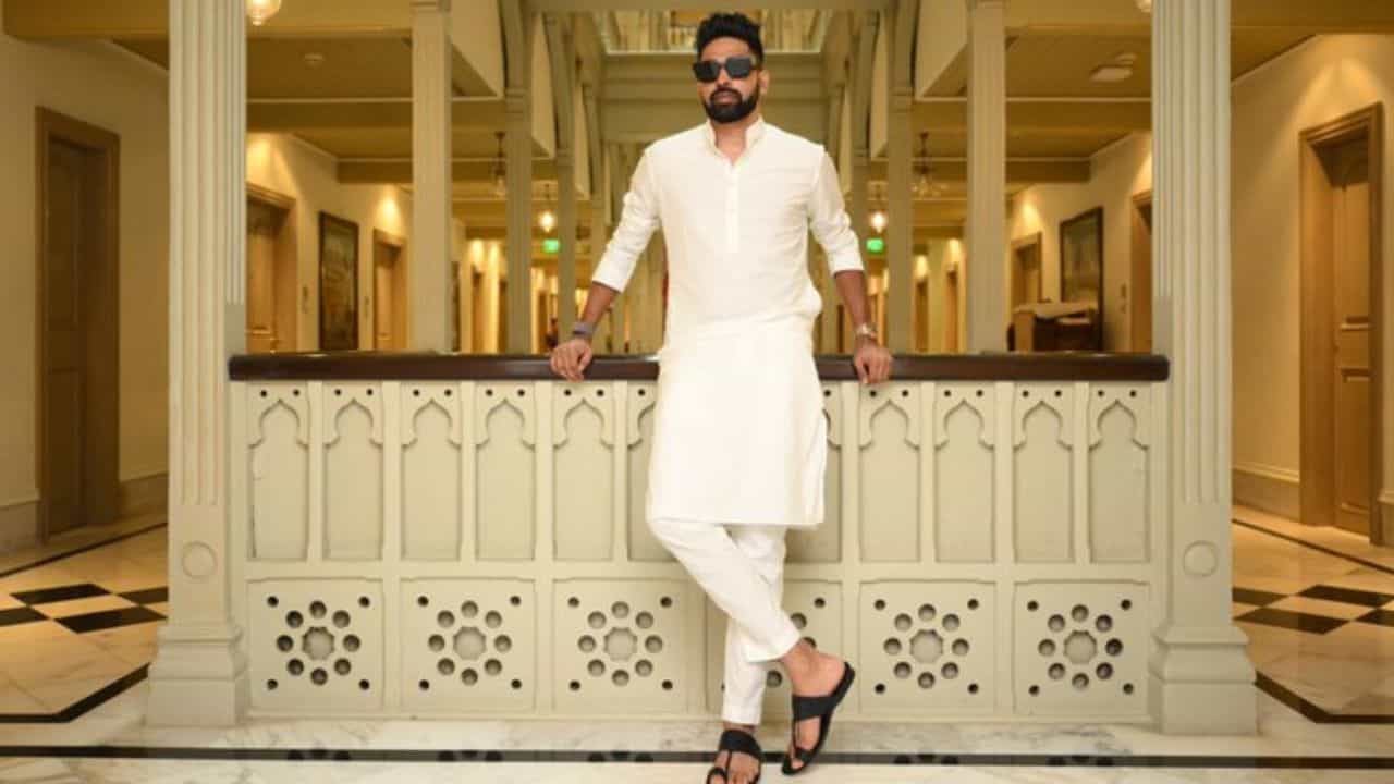 Mohammed Siraj: কিউয়ি টেস্ট সিরিজের আগে আইনশৃঙ্খলা 'হাতে' তুলে নিলেন মহম্মদ সিরাজ Mohammed Siraj: কিউয়ি টেস্ট সিরিজের আগে আইনশৃঙ্খলা 'হাতে' তুলে নিলেন মহম্মদ সিরাজ