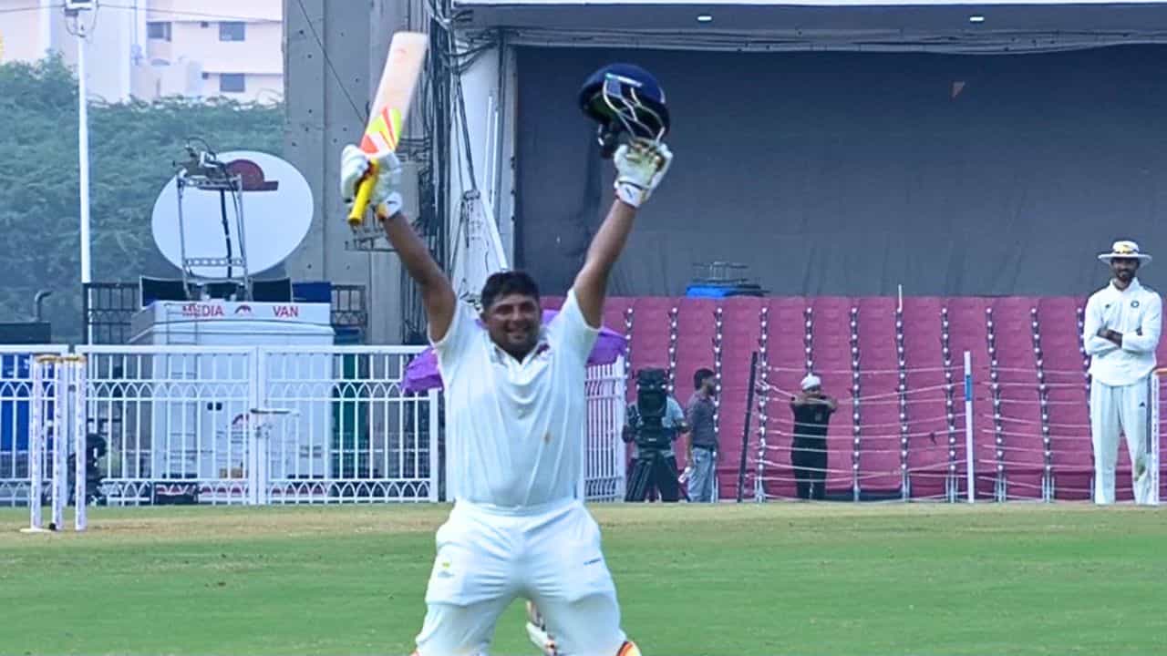 Sarfaraz Khan: সেঞ্চুরিতে মন ভরেনি, ডাবল সেঞ্চুরি হাঁকিয়ে শাস্ত্রী-জাফরদের এলিট লিস্টে সরফরাজ খান Sarfaraz Khan: সেঞ্চুরিতে মন ভরেনি, ডাবল সেঞ্চুরি হাঁকিয়ে শাস্ত্রী-জাফরদের এলিট লিস্টে সরফরাজ খান