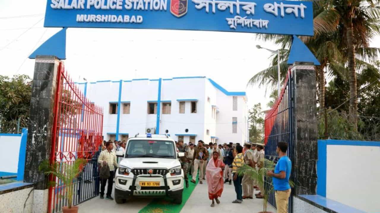 Murshidabad: বোমাবাজিতে উত্তপ্ত সালার, মৃত্যু তৃণমূল কর্মীর Murshidabad: বোমাবাজিতে উত্তপ্ত সালার, মৃত্যু তৃণমূল কর্মীর