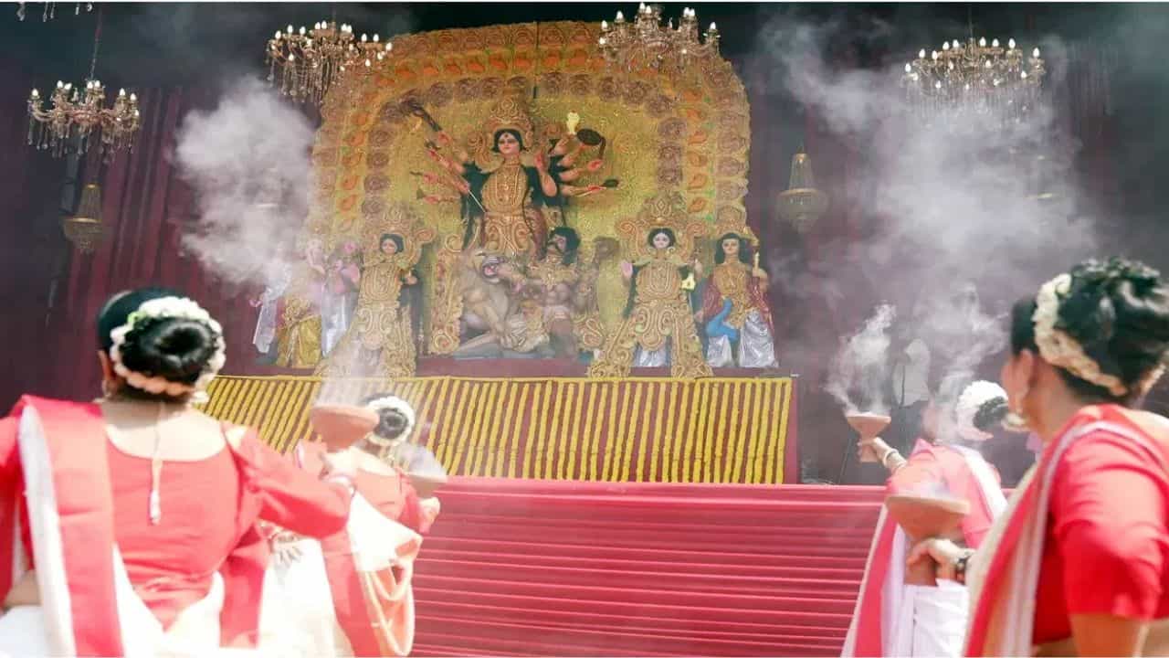 TV9 festival of India: ফেস্টিভাল অব ইন্ডিয়ায় শিল্পীদের লাইভ পারফরম্যান্স, গানের তালে মজেছেন দর্শনার্থীরা TV9 festival of India: ফেস্টিভাল অব ইন্ডিয়ায় শিল্পীদের লাইভ পারফরম্যান্স, গানের তালে মজেছেন দর্শনার্থীরা