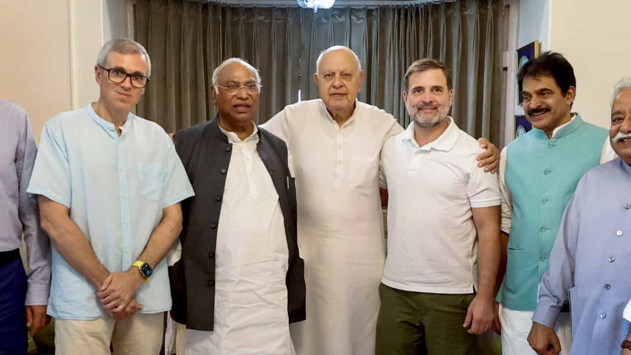 Congress-NC Alliance: জম্মু-কাশ্মীরের জোটে 'ঘোঁট', সরকারের অংশ হবে না কংগ্রেস! কী ভাগ্যে আছে ওমর আবদুল্লার? Congress-NC Alliance: জম্মু-কাশ্মীরের জোটে 'ঘোঁট', সরকারের অংশ হবে না কংগ্রেস! কী ভাগ্যে আছে ওমর আবদুল্লার?