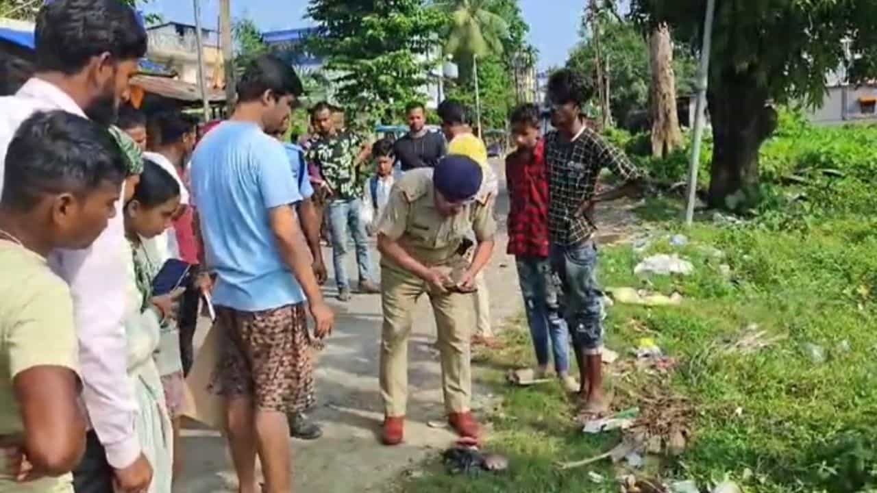 Islampur: রাস্তার ধার থেকে সদ্যোজাতর দেহ উদ্ধার Islampur: রাস্তার ধার থেকে সদ্যোজাতর দেহ উদ্ধার