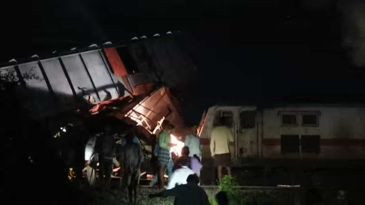 Mysuru-Darbhanga Express accident: মালগাড়িতে ধাক্কা দ্বারভাঙ্গা এক্সপ্রেসের! নবমীর রাতে বড় দুর্ঘটনা Mysuru-Darbhanga Express accident: মালগাড়িতে ধাক্কা দ্বারভাঙ্গা এক্সপ্রেসের! নবমীর রাতে বড় দুর্ঘটনা