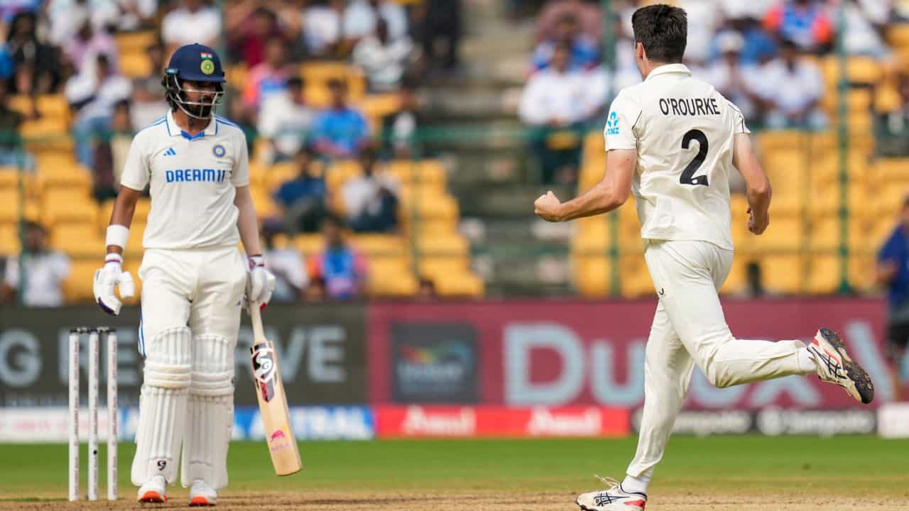 IND VS NZ: দ্বিতীয় নতুন বলেই সমস্যা, নিউজিল্যান্ডের সামনে ছোট্ট টার্গেট IND VS NZ: দ্বিতীয় নতুন বলেই সমস্যা, নিউজিল্যান্ডের সামনে ছোট্ট টার্গেট