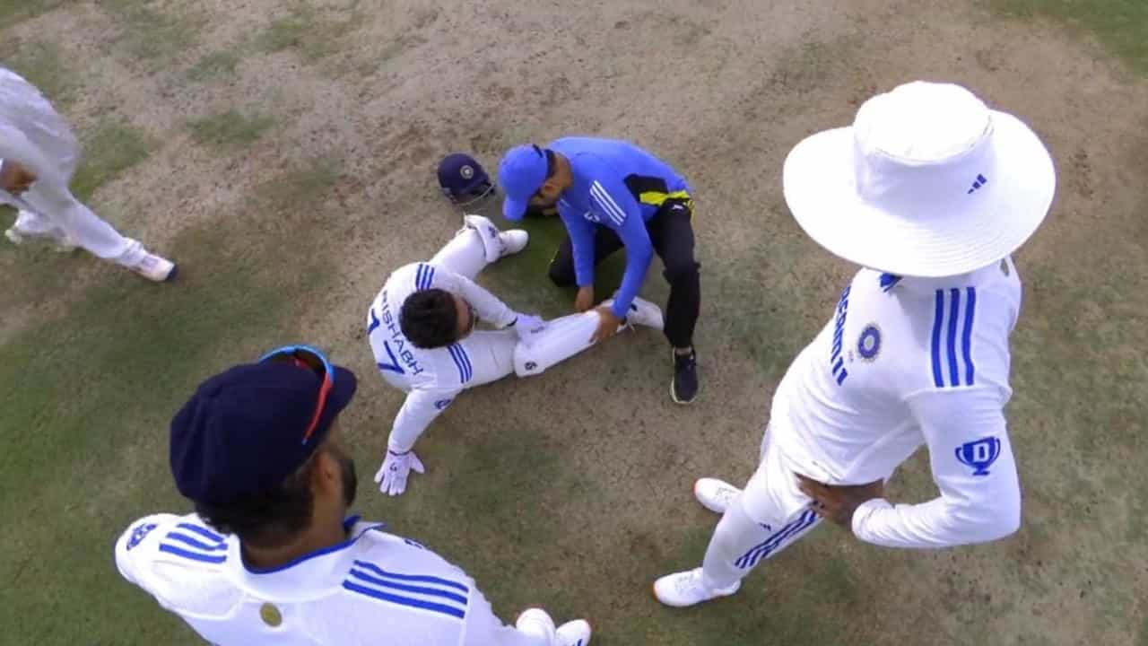 Rishabh Pant: খোঁড়াতে খোঁড়াতে মাঠ ছাড়লেন ঋষভ পন্থ, পরিবর্ত ধ্রুব জুরেল Rishabh Pant: খোঁড়াতে খোঁড়াতে মাঠ ছাড়লেন ঋষভ পন্থ, পরিবর্ত ধ্রুব জুরেল