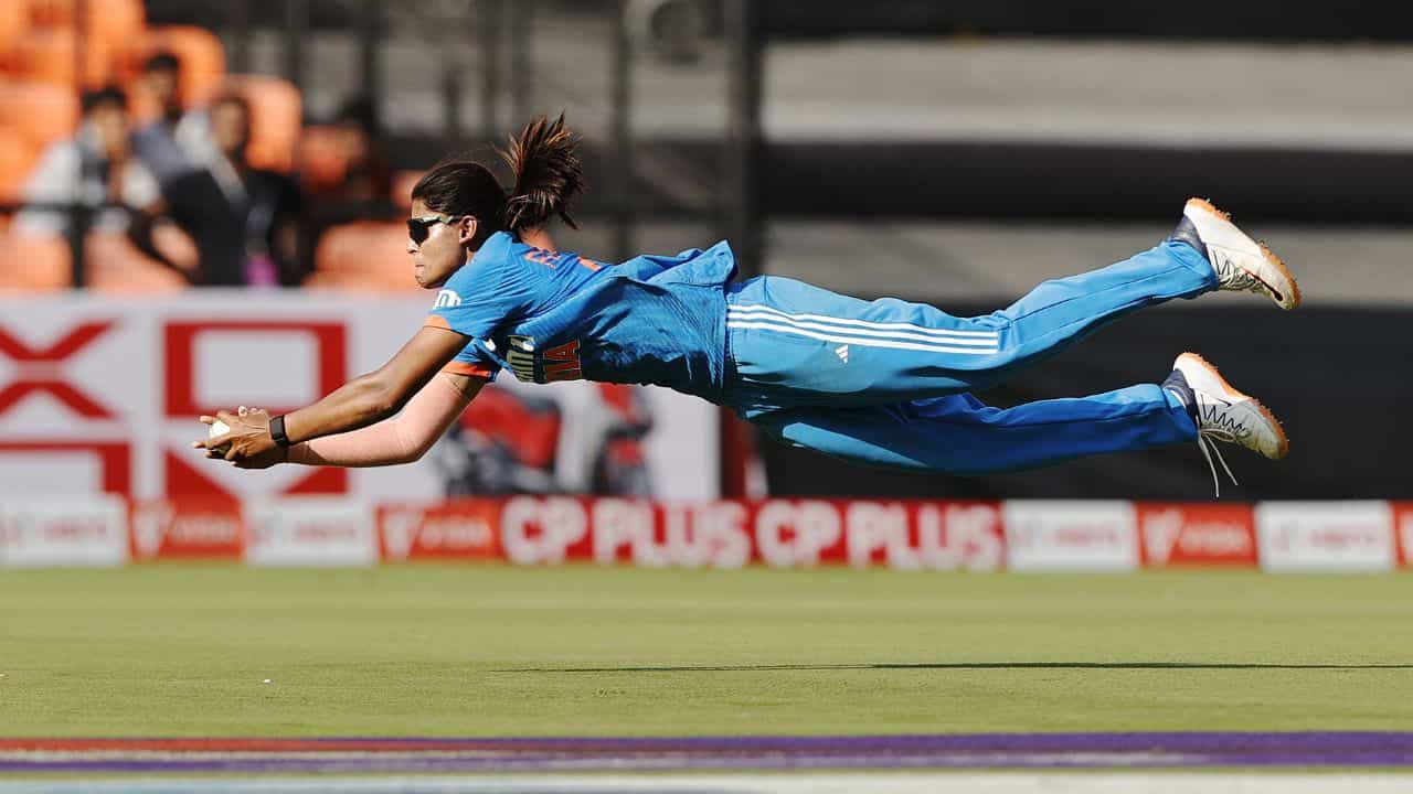 IND W vs NZ W: রাধা-জেমাইমার দুর্দান্ত ক্যাচ, সিরিজ জিততে ভারতের বিরাট টার্গেট IND W vs NZ W: রাধা-জেমাইমার দুর্দান্ত ক্যাচ, সিরিজ জিততে ভারতের বিরাট টার্গেট