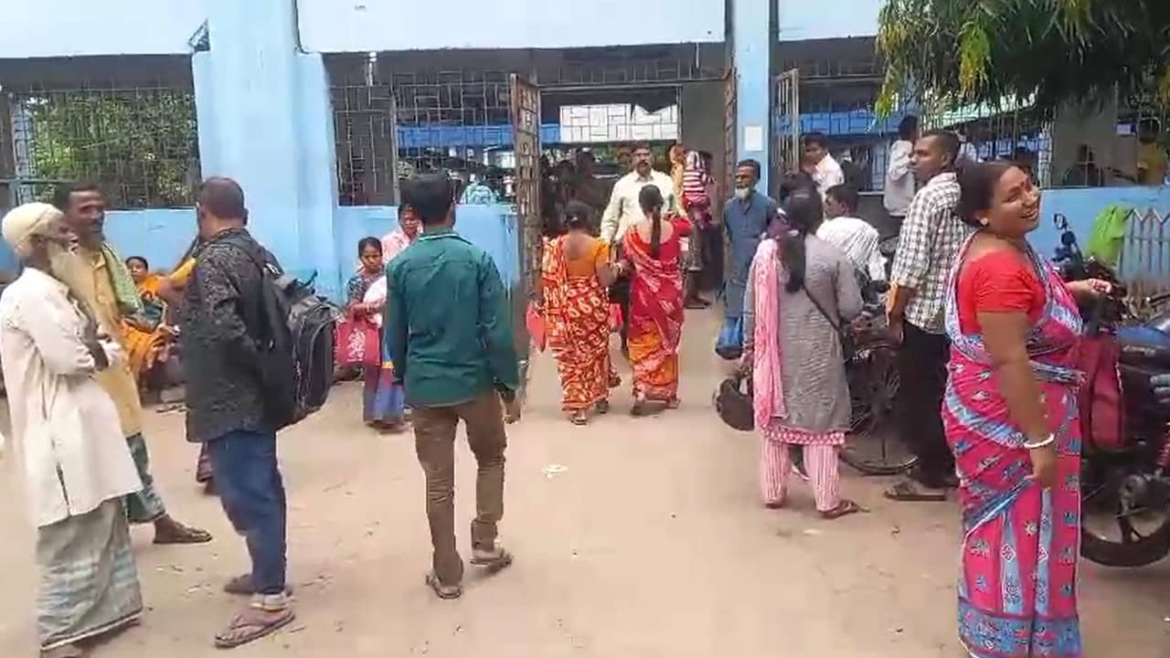 North Bengal Medical College: কোথায় উবে যাচ্ছেন উত্তরবঙ্গ মেডিকেলের চিকিৎসকেরা? প্রশ্ন করতেই অধ্যক্ষ বললেন, ‘ঘর থেকে বেরিয়ে যান’