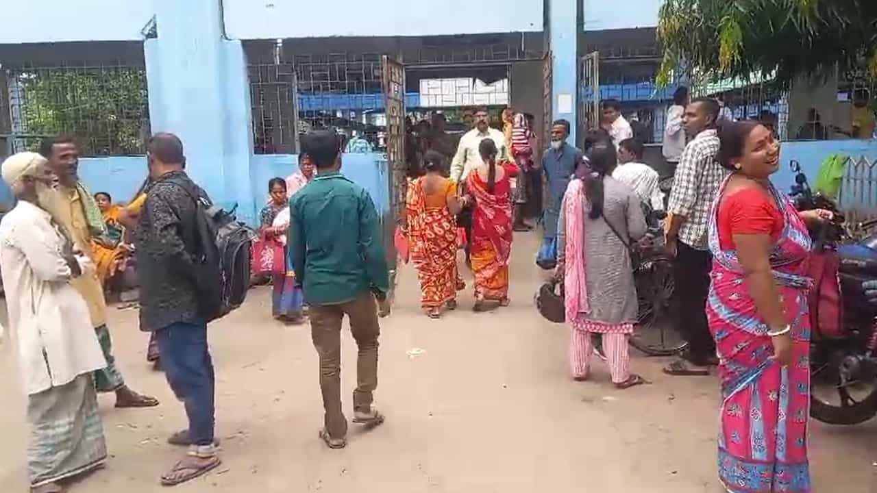 North Bengal Medical College: কোথায় উবে যাচ্ছেন উত্তরবঙ্গ মেডিকেলের চিকিৎসকেরা? প্রশ্ন করতেই অধ্যক্ষ বললেন, ‘ঘর থেকে বেরিয়ে যান’ North Bengal Medical College: কোথায় উবে যাচ্ছেন উত্তরবঙ্গ মেডিকেলের চিকিৎসকেরা? প্রশ্ন করতেই অধ্যক্ষ বললেন, ‘ঘর থেকে বেরিয়ে যান’