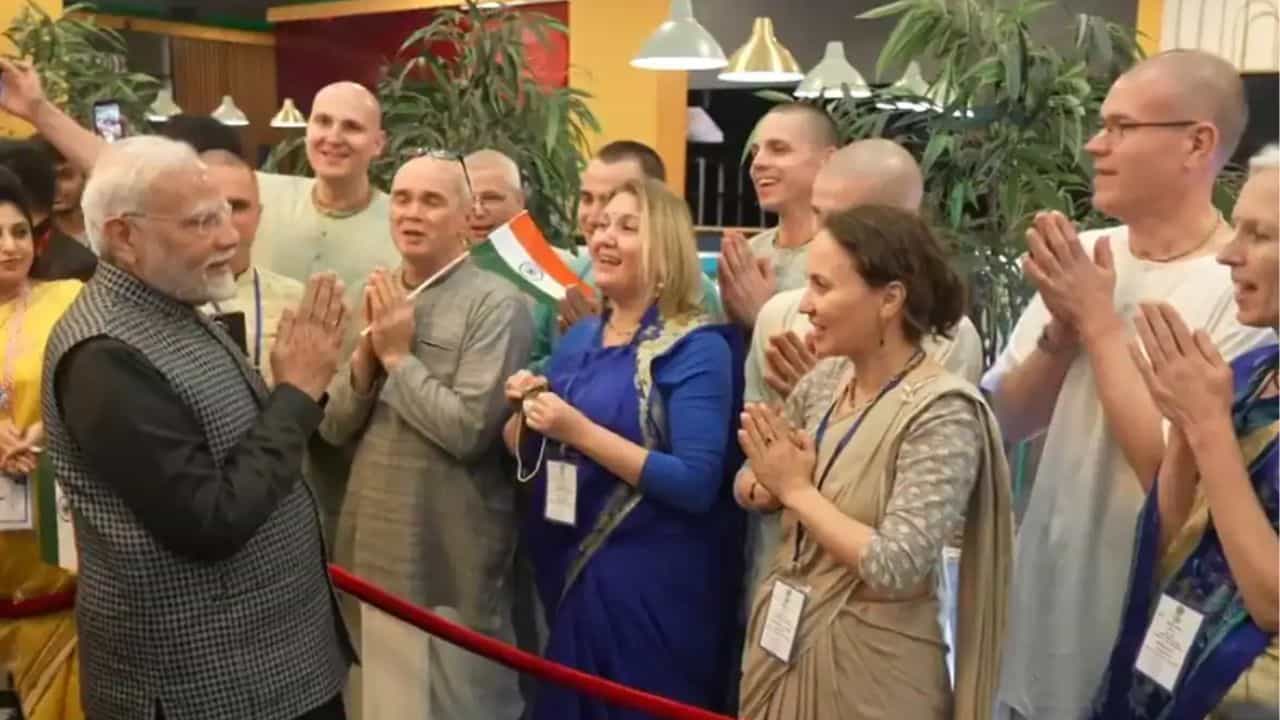 PM Narendra Modi: 'কৃষ্ণ ভজন' গেয়ে মোদীকে স্বাগত, রাশিয়ায় উষ্ণ অভ্যর্থনায় মুগ্ধ নমো PM Narendra Modi: 'কৃষ্ণ ভজন' গেয়ে মোদীকে স্বাগত, রাশিয়ায় উষ্ণ অভ্যর্থনায় মুগ্ধ নমো