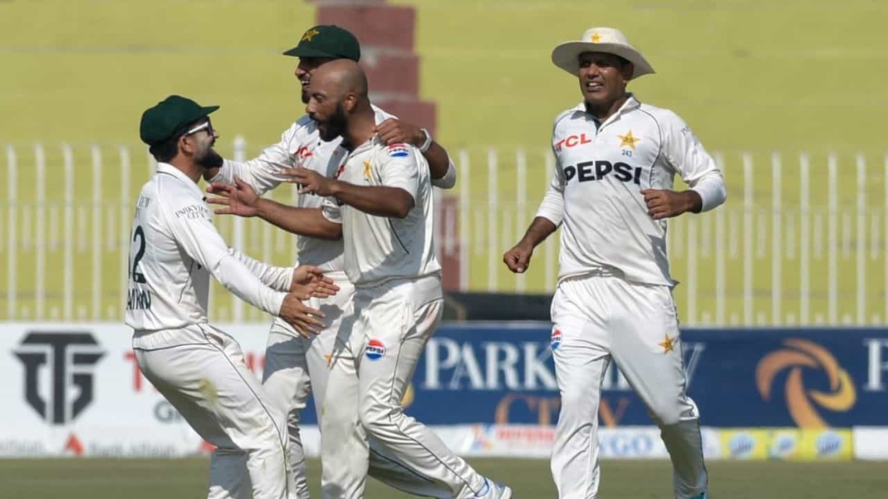 Pakistan Cricket: বাবর-শাহিনদের ছাড়াই! ৩ বছর পর দেশে টেস্ট সিরিজ জয় পাকিস্তানের Pakistan Cricket: বাবর-শাহিনদের ছাড়াই! ৩ বছর পর দেশে টেস্ট সিরিজ জয় পাকিস্তানের