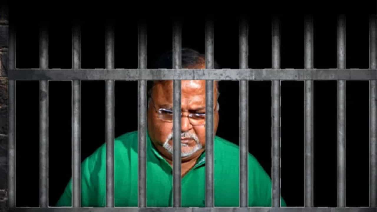 Recruitment Scam: অর্পিতা জামিন পেতেই চাপে CBI? পার্থকে ঘিরতে আবার নতুন করে সাজাচ্ছে ঘুঁটি Recruitment Scam: অর্পিতা জামিন পেতেই চাপে CBI? পার্থকে ঘিরতে আবার নতুন করে সাজাচ্ছে ঘুঁটি