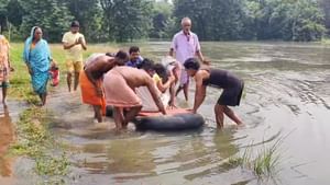 Paschim Medinipur: রাস্তা যেন আস্ত পুকুর! অসুস্থ প্রসূতিকে টিউবে বসিয়ে হাসপাতালে পরিবার