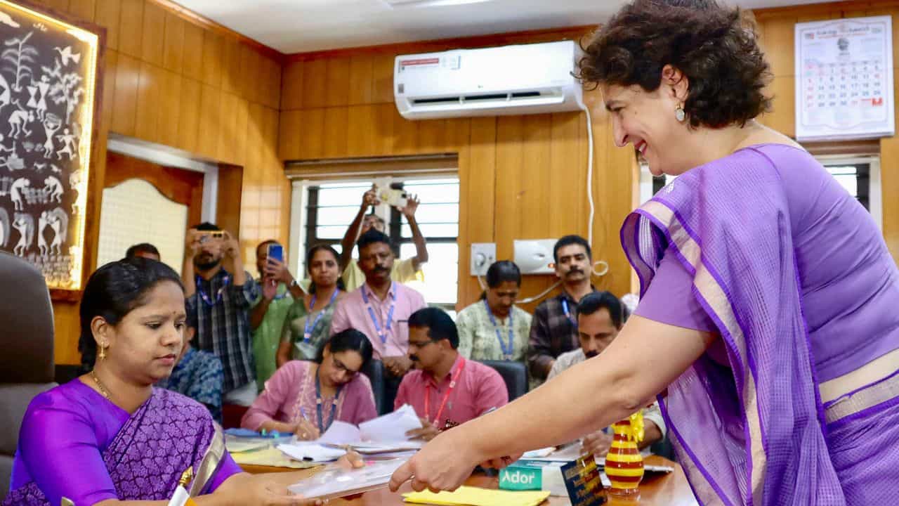 Priyanka Gandhi: কোটি টাকার বেশি সোনার গয়না, প্রিয়ঙ্কা গান্ধীর সম্পত্তির পরিমাণ কত? Priyanka Gandhi: কোটি টাকার বেশি সোনার গয়না, প্রিয়ঙ্কা গান্ধীর সম্পত্তির পরিমাণ কত?