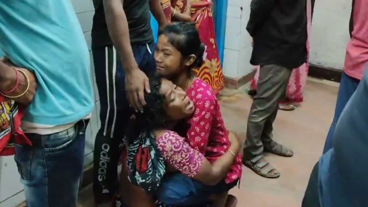 Protest in Hospital: সন্ধ্যায় কোল আলো করে এল ফুটফুটে ছেলে, রাত গভীর হতেই চিরনিদ্রায় মা, 'প্রতিবাদ' করতেই পুলিশ ধরল পরিবারের লোকজনকে Protest in Hospital: সন্ধ্যায় কোল আলো করে এল ফুটফুটে ছেলে, রাত গভীর হতেই চিরনিদ্রায় মা, 'প্রতিবাদ' করতেই পুলিশ ধরল পরিবারের লোকজনকে
