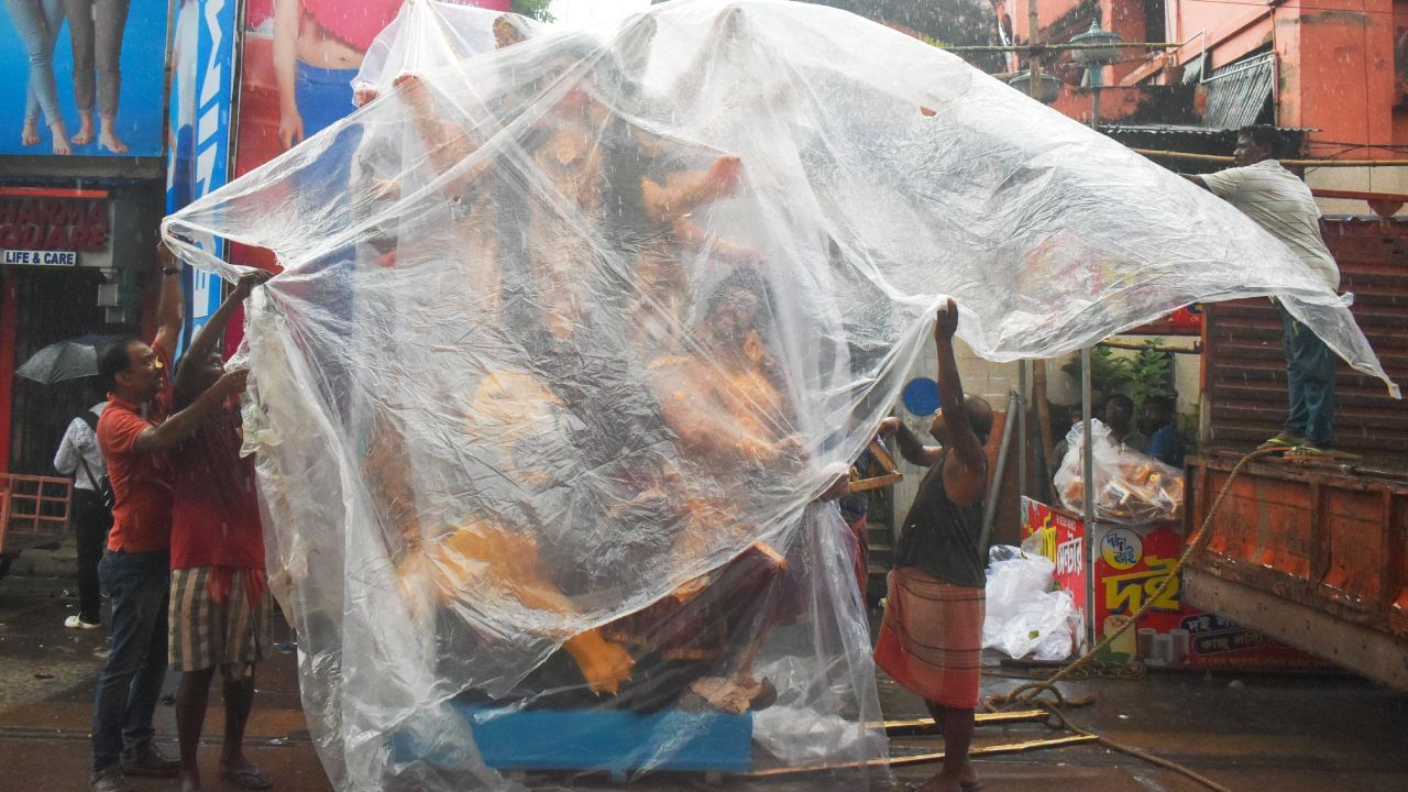 Rain in Durga Puja: পুজোয় বৃষ্টি নিয়ে বড় আপডেট আলিপুরের, নিস্তার কি মিলবে বর্ষাসুরের হাত থেকে?