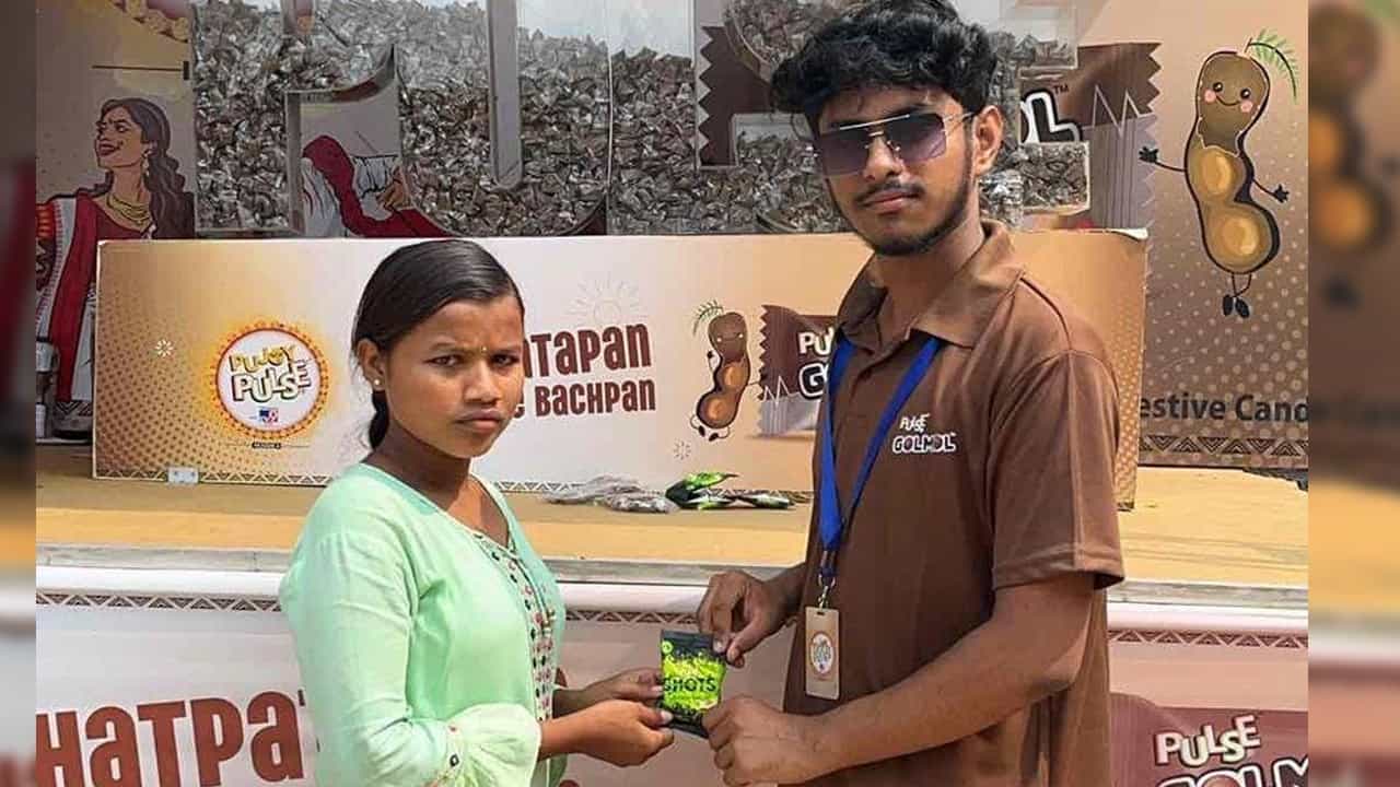 ইতিহাসের পাতায় কত স্মৃতি, কত স্মৃতির প্রতিচ্ছবি আজও অমলিন। থিম বনাম সাবেকিয়ানার লড়াইয়ে যখন বুঁদ উৎসব প্রিয় বাঙালি, তখন টিভি ৯ বাংলা পুজোয় পালসের ট্যাবলো উৎসবের আনন্দকে যেন আরও কয়েক গুণ বাড়িয়ে দিচ্ছে।