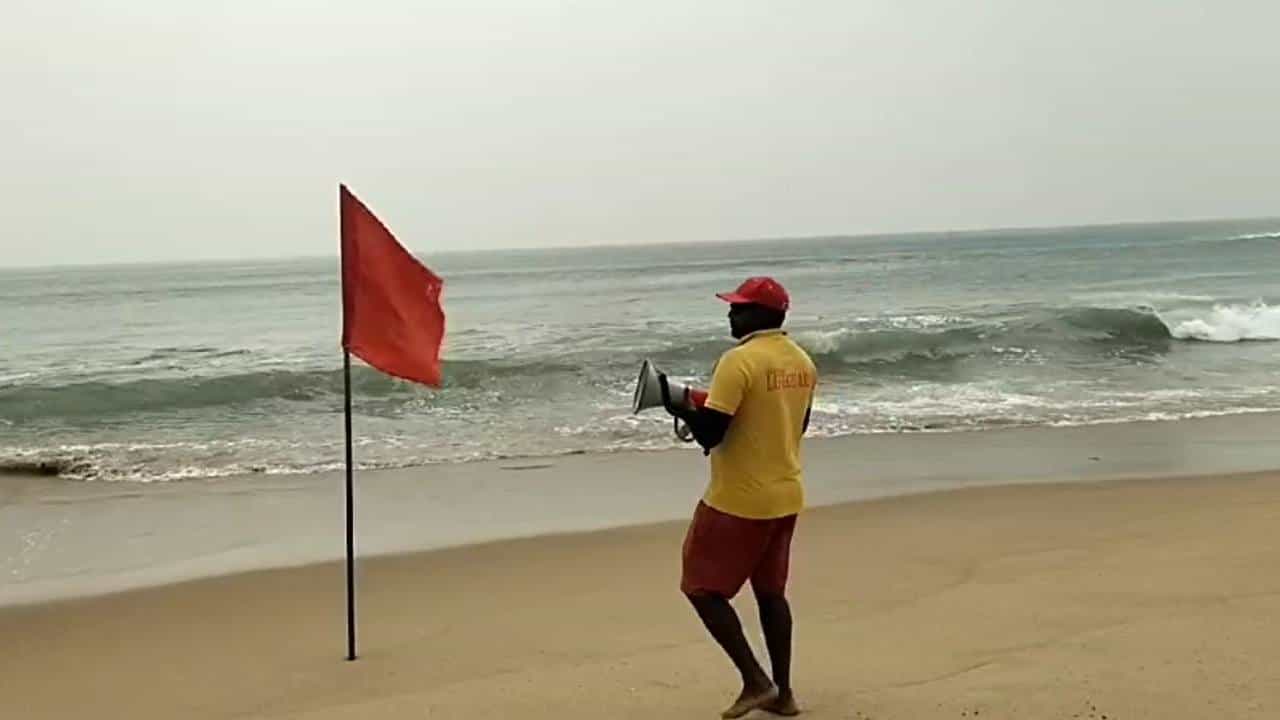 Cyclone Dana: তাড়াতাড়ি সমুদ্র তীরের হোটেল খালি করে চলে যান, বলছে প্রশাসন, দানার ভয়ে ১৪টি জেলায় সব স্কুলে ছুটি ঘোষণা Cyclone Dana: তাড়াতাড়ি সমুদ্র তীরের হোটেল খালি করে চলে যান, বলছে প্রশাসন, দানার ভয়ে ১৪টি জেলায় সব স্কুলে ছুটি ঘোষণা
