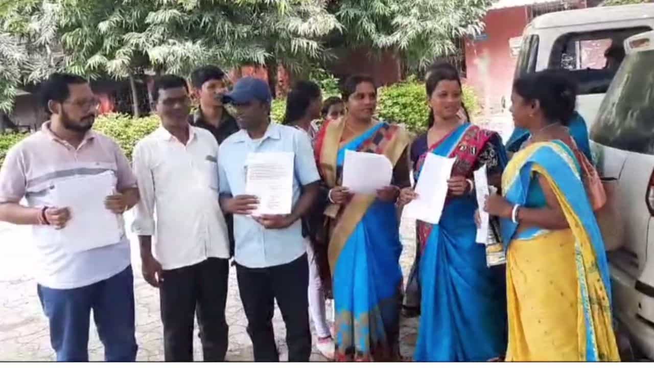 Purulia: বেলাগাম দুর্নীতির অভিযোগ, দলেরই সদস্যের বিরুদ্ধে অভিযোগ তুলে শাসকদলের ১২ জন নির্বাচিত সদস্যের পদত্যাগ Purulia: বেলাগাম দুর্নীতির অভিযোগ, দলেরই সদস্যের বিরুদ্ধে অভিযোগ তুলে শাসকদলের ১২ জন নির্বাচিত সদস্যের পদত্যাগ