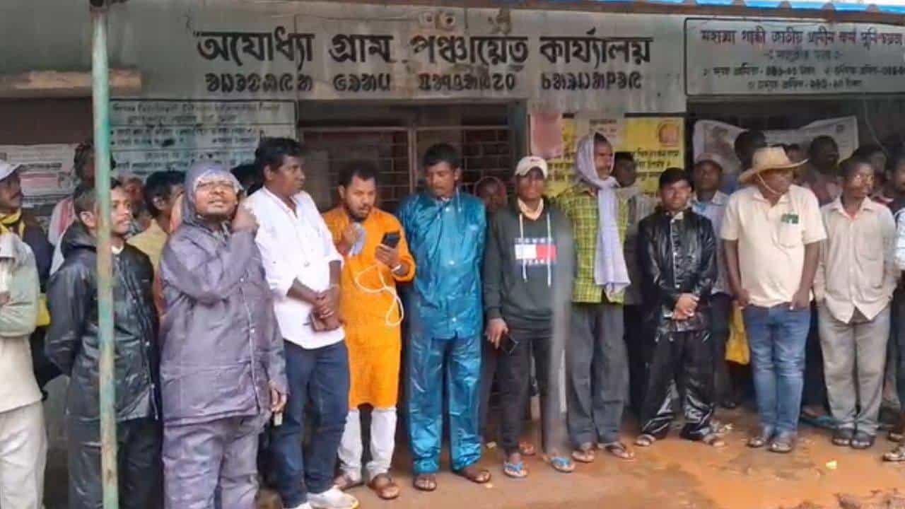 Purulia: আবাস যোজনার সমীক্ষা শুরু হতেই ফের 'আমরা ওরা',পঞ্চায়েত অফিসে তালা ঝোলালো TMC Purulia: আবাস যোজনার সমীক্ষা শুরু হতেই ফের 'আমরা ওরা',পঞ্চায়েত অফিসে তালা ঝোলালো TMC
