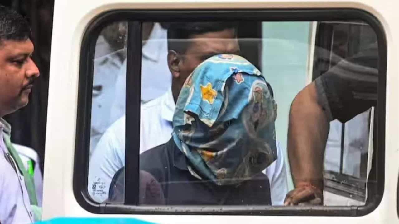 RG Kar: সেদিন তিলোত্তমার উপর ঝাঁপিয়ে পড়েছিল সিভিক, মৃতপ্রায় অবস্থাতেই ধর্ষণ, চার্জশিটে আর কী কী উল্লেখ করল CBI? RG Kar: সেদিন তিলোত্তমার উপর ঝাঁপিয়ে পড়েছিল সিভিক, মৃতপ্রায় অবস্থাতেই ধর্ষণ, চার্জশিটে আর কী কী উল্লেখ করল CBI?