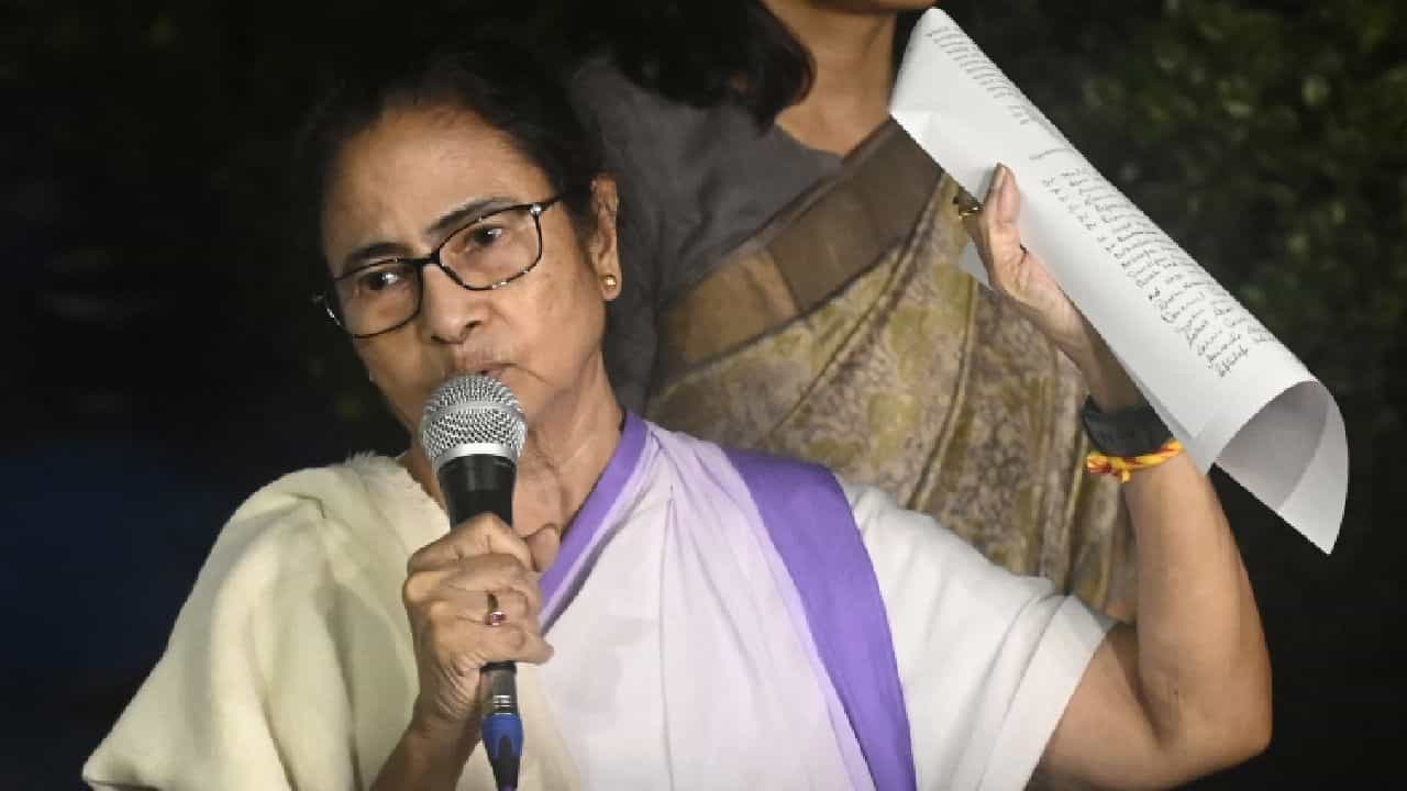 Junior Doctors: রাত জেগে মমতা, দানা হানার দিনেই আরও বড় সঙ্কটের কথা মনে করিয়ে ই-মেল জুনিয়র চিকিৎসকদের Junior Doctors: রাত জেগে মমতা, দানা হানার দিনেই আরও বড় সঙ্কটের কথা মনে করিয়ে ই-মেল জুনিয়র চিকিৎসকদের