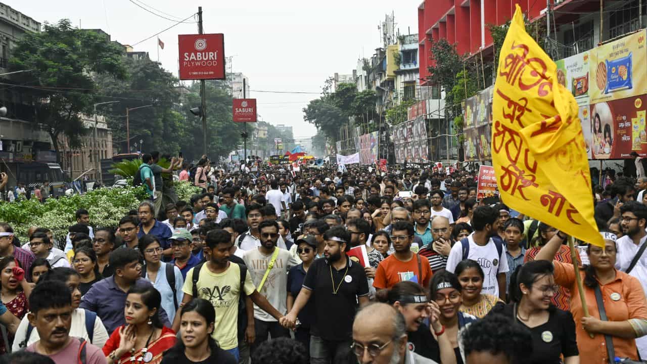 RG Kar Protest in Durga Puja: মহাষষ্ঠীতে মহামিছিলের ডাক, পুলিশ অনুমতি না দিলেও রাস্তায় নামব, গর্জে উঠছেন প্রতিবাদীরা RG Kar Protest in Durga Puja: মহাষষ্ঠীতে মহামিছিলের ডাক, পুলিশ অনুমতি না দিলেও রাস্তায় নামব, গর্জে উঠছেন প্রতিবাদীরা