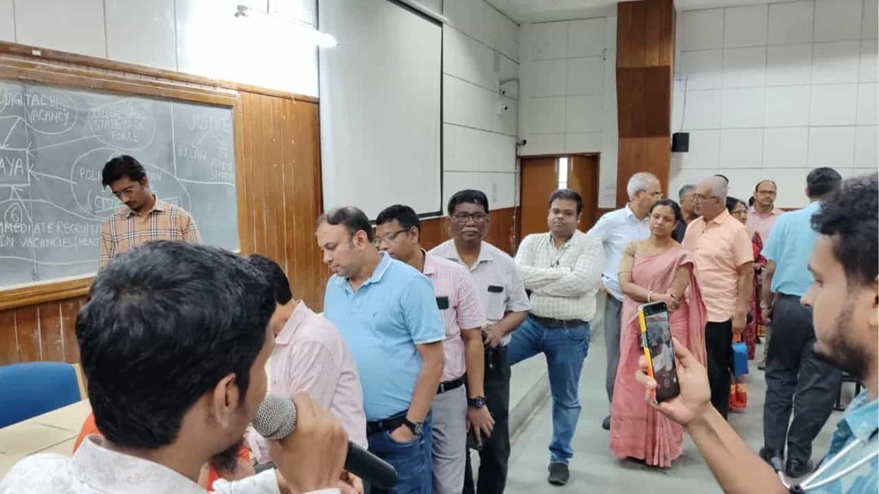 RG Kar mass resignation of doctors: আরজি করের সিনিয়র চিকিৎসকদের গণ ইস্তফার বিষয়ে জানে না রাজ্য! RG Kar mass resignation of doctors: আরজি করের সিনিয়র চিকিৎসকদের গণ ইস্তফার বিষয়ে জানে না রাজ্য!