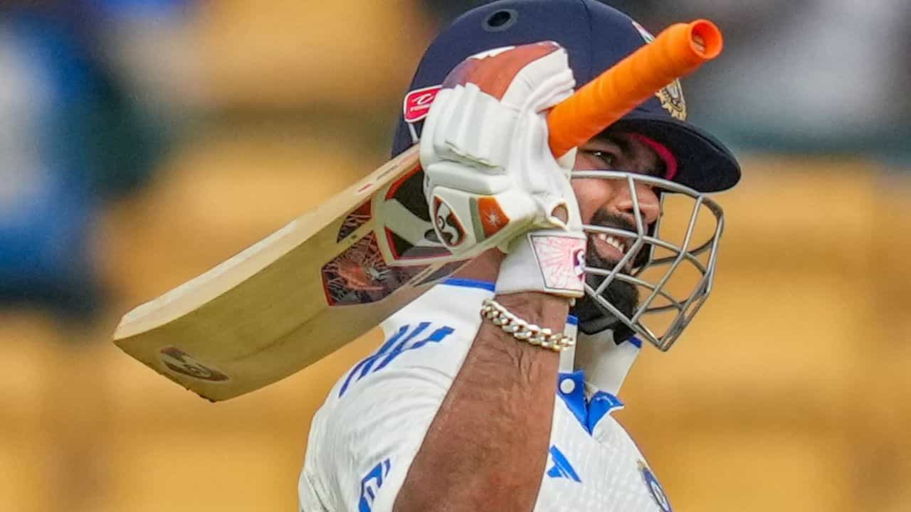 Rishabh Pant: চোট আটকাতে পারল না, ঋষভ পন্থের দুরন্ত হাফসেঞ্চুরির পর থমকে গেল ম্যাচ! Rishabh Pant: চোট আটকাতে পারল না, ঋষভ পন্থের দুরন্ত হাফসেঞ্চুরির পর থমকে গেল ম্যাচ!