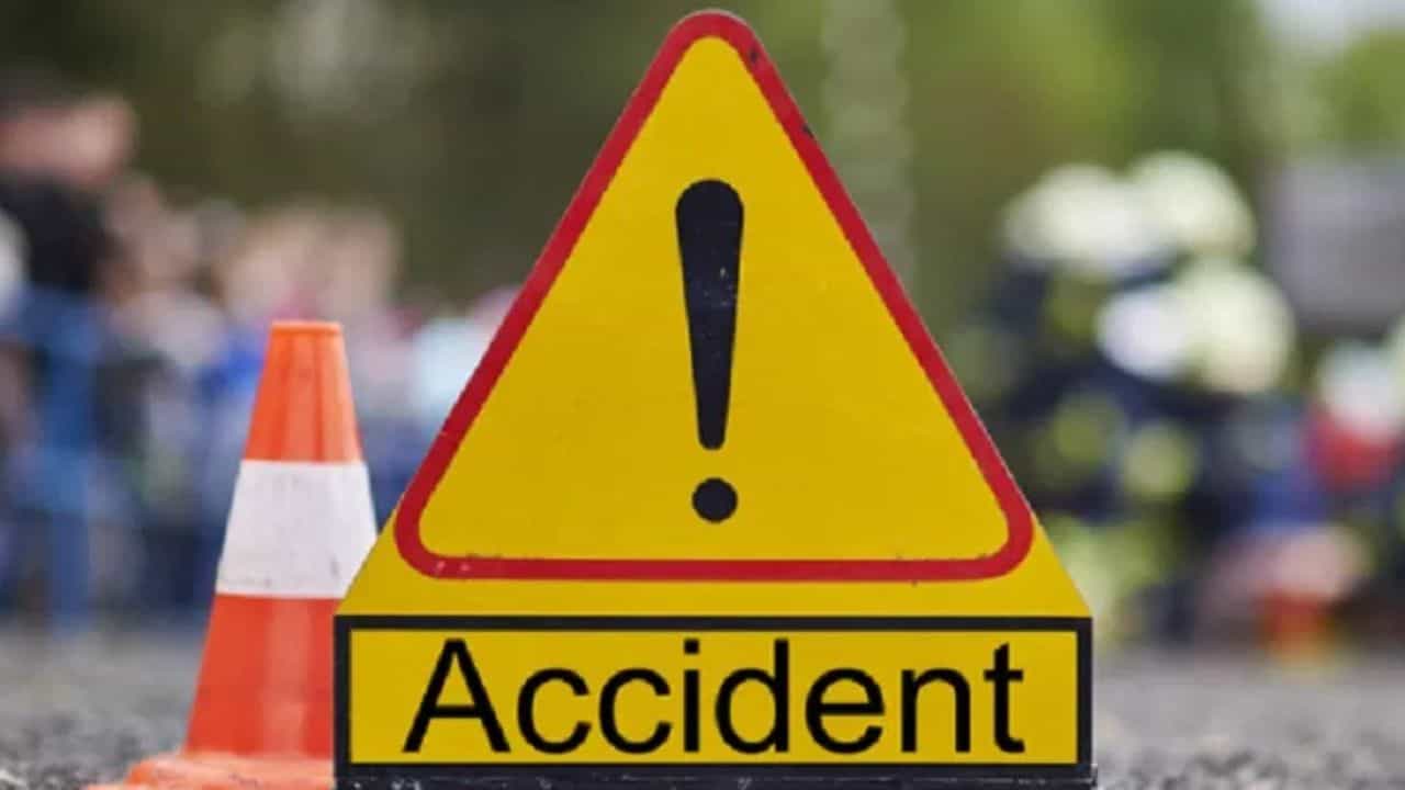 Road accident: তীব্র গতিতে এসে পরপর সাইকেলে ধাক্কা মেরে উল্টে গেল গাড়ি, রক্তে ভাসল রাস্তা Road accident: তীব্র গতিতে এসে পরপর সাইকেলে ধাক্কা মেরে উল্টে গেল গাড়ি, রক্তে ভাসল রাস্তা