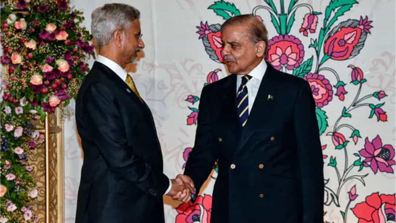 S Jaishankar in Pakistan: ৯ বছর পর পাকিস্তানে ভারতের বিদেশমন্ত্রী, পাক প্রধানমন্ত্রীর সঙ্গে ২০ সেকেন্ডের সাক্ষাৎ জয়শঙ্করের S Jaishankar in Pakistan: ৯ বছর পর পাকিস্তানে ভারতের বিদেশমন্ত্রী, পাক প্রধানমন্ত্রীর সঙ্গে ২০ সেকেন্ডের সাক্ষাৎ জয়শঙ্করের