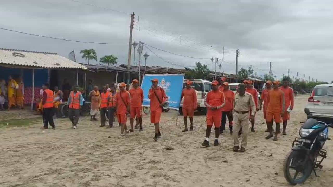 Cyclone Dana: মোছেনি রেমাল ক্ষত, তারমধ্যেই দানার হানা, ভয় আর আতঙ্কের মধ্যে রাত জাগছে সাগর Cyclone Dana: মোছেনি রেমাল ক্ষত, তারমধ্যেই দানার হানা, ভয় আর আতঙ্কের মধ্যে রাত জাগছে সাগর