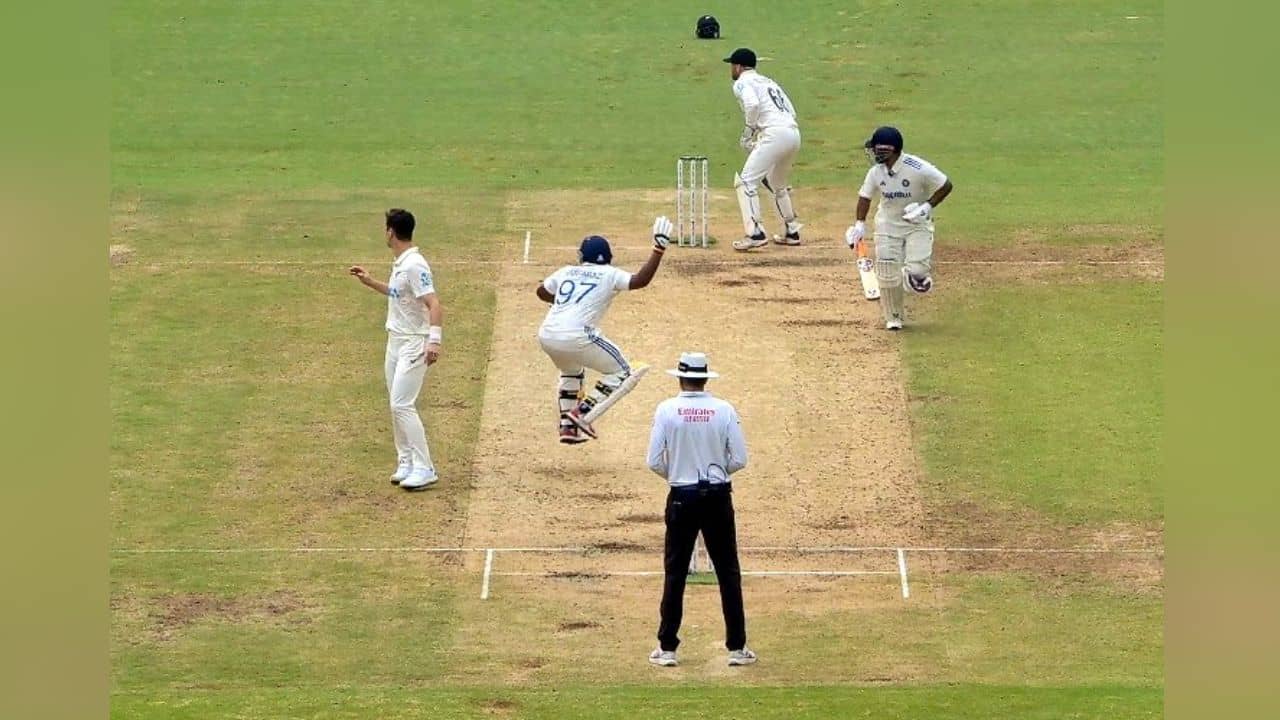 IND vs NZ: ক্রিজে হঠাৎ লম্ফঝম্ফ সরফরাজের, ড্রেসিংরুমে চেয়ার ছেড়ে লাফিয়ে উঠলেন রোহিত