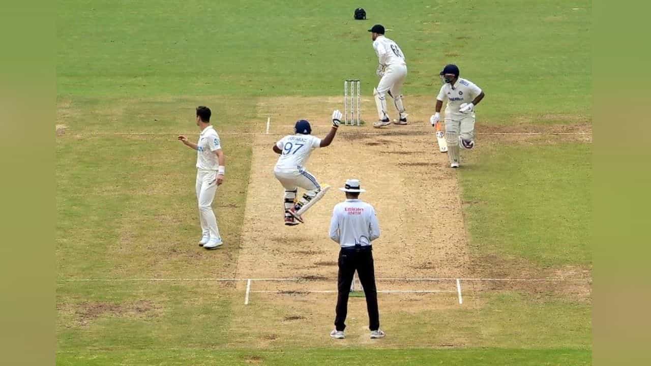 IND vs NZ: ক্রিজে হঠাৎ লম্ফঝম্ফ সরফরাজের, ড্রেসিংরুমে চেয়ার ছেড়ে লাফিয়ে উঠলেন রোহিত IND vs NZ: ক্রিজে হঠাৎ লম্ফঝম্ফ সরফরাজের, ড্রেসিংরুমে চেয়ার ছেড়ে লাফিয়ে উঠলেন রোহিত