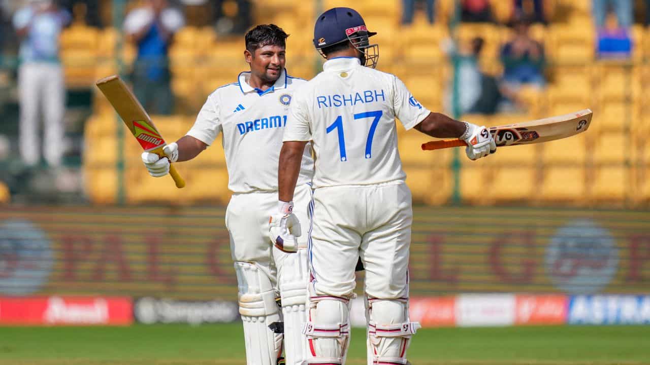 Sarfaraz Khan-Rishabh Pant: আমরা দু'জনই তো... পন্থের সঙ্গে মাঠে কী কথা হচ্ছিল? জানালেন সরফরাজ খান Sarfaraz Khan-Rishabh Pant: আমরা দু'জনই তো... পন্থের সঙ্গে মাঠে কী কথা হচ্ছিল? জানালেন সরফরাজ খান